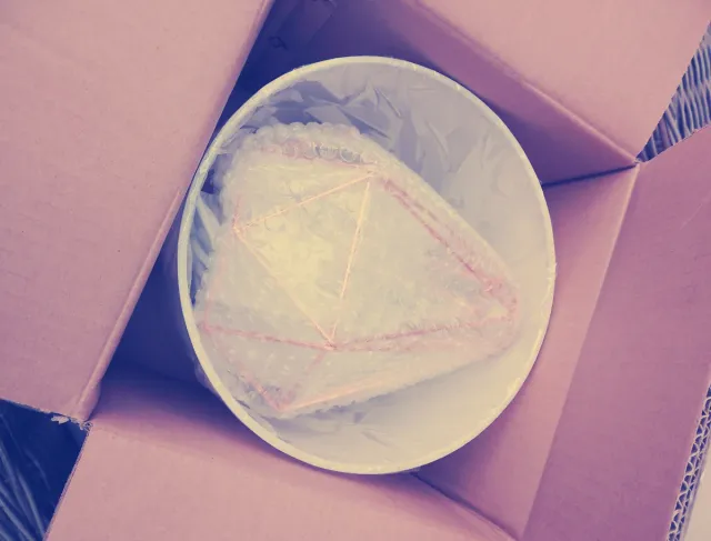 Lámpara de mesa geométrica dorada