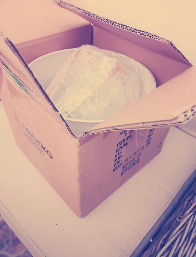 Lámpara de mesa geométrica dorada