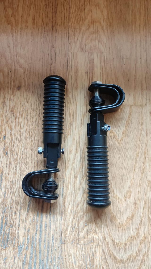 Estriberas de moto negras