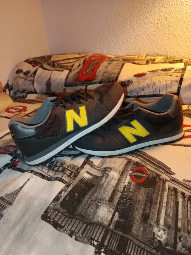 Zapatillas New Balance marrones y Amarillas