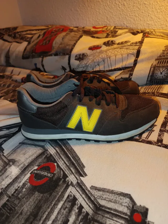 Zapatillas New Balance marrones y Amarillas