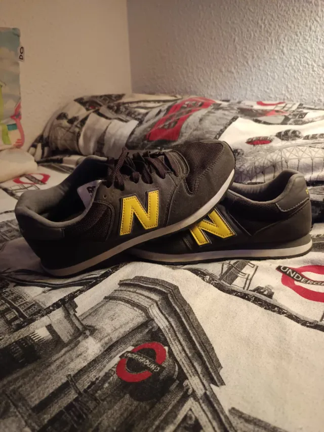Zapatillas New Balance marrones y Amarillas