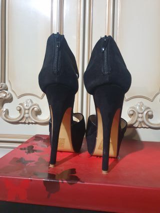 Zapatos de tacón negros con pedrería