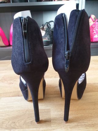 Zapatos de tacón negros con pedrería