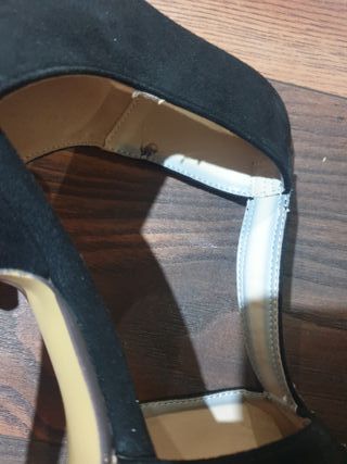 Zapatos de tacón negros con pedrería