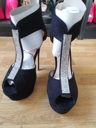 Zapatos de tacón negros con pedrería