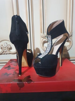 Zapatos de tacón negros con pedrería