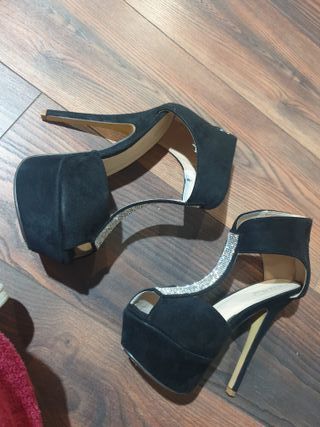 Zapatos de tacón negros con pedrería