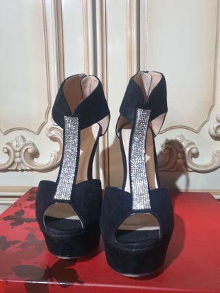 Zapatos de tacón negros con pedrería