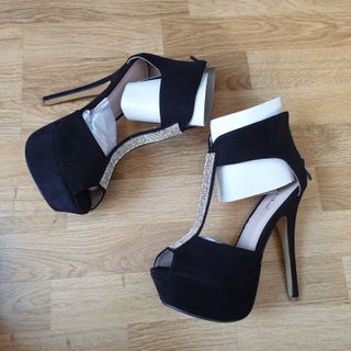 Zapatos de tacón negros con pedrería