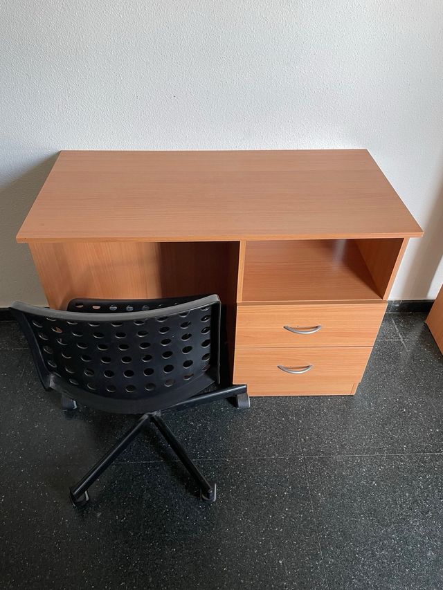 Scrivania in legno con cassetti