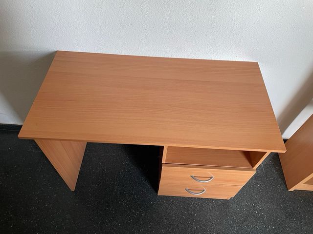 Scrivania in legno con cassetti