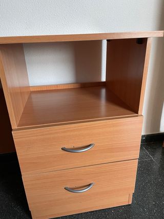 Scrivania in legno con cassetti