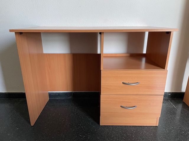 Scrivania in legno con cassetti