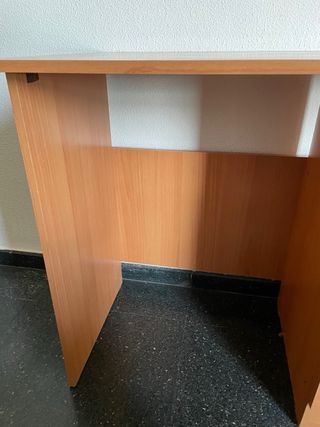 Scrivania in legno con cassetti