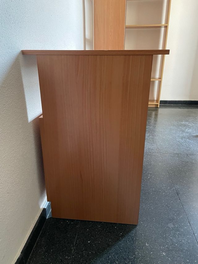 Scrivania in legno con cassetti