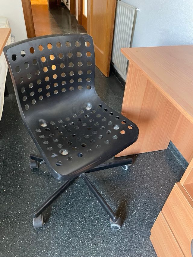 Scrivania in legno con cassetti