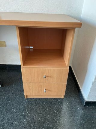 Escritorio de madera con cajones