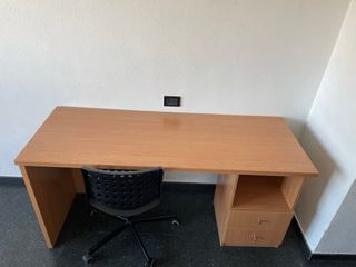 Escritorio de madera con cajones