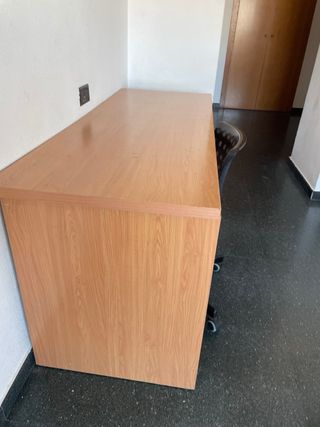 Escritorio de madera con cajones