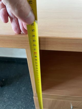 Escritorio de madera con cajones