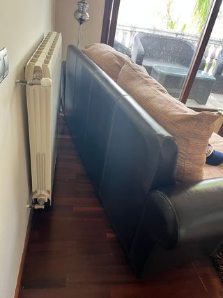 Sofá de cuero marrón y tela beige