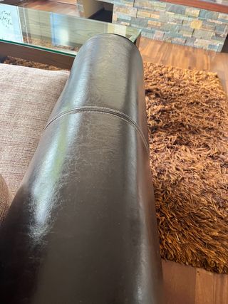 Sofá de cuero marrón y tela beige