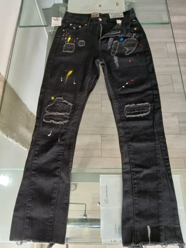 Vaqueros Gallery Dept. negros desgastados