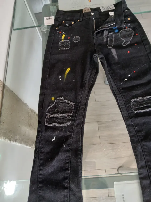 Vaqueros Gallery Dept. negros desgastados