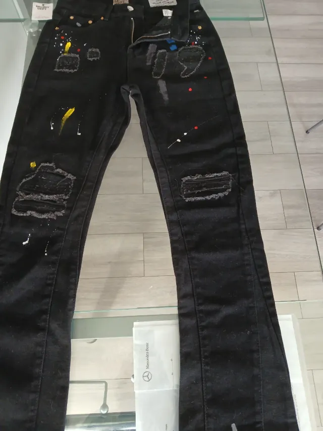 Vaqueros Gallery Dept. negros desgastados