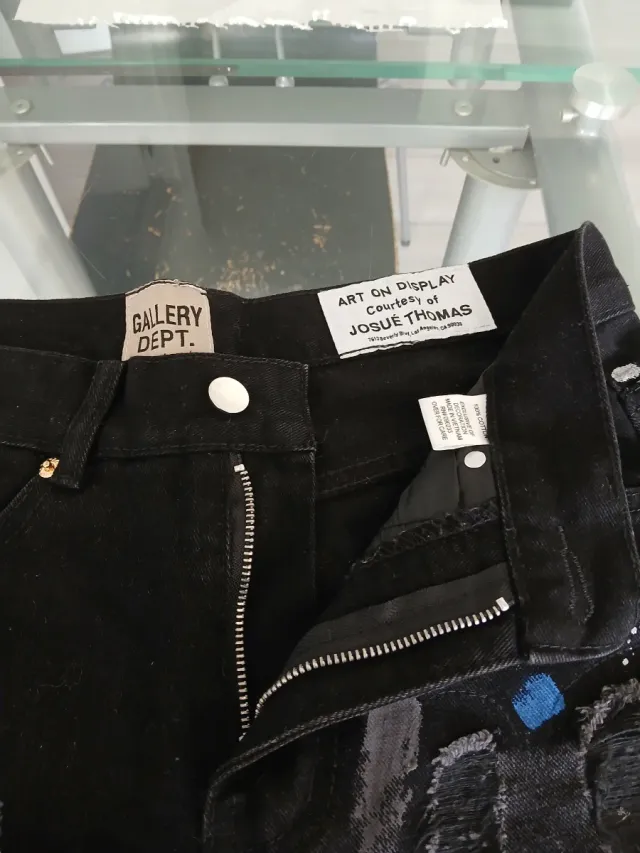 Vaqueros Gallery Dept. negros desgastados