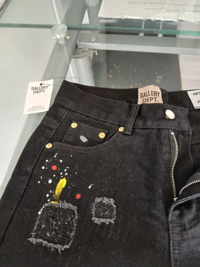 Vaqueros Gallery Dept. negros desgastados