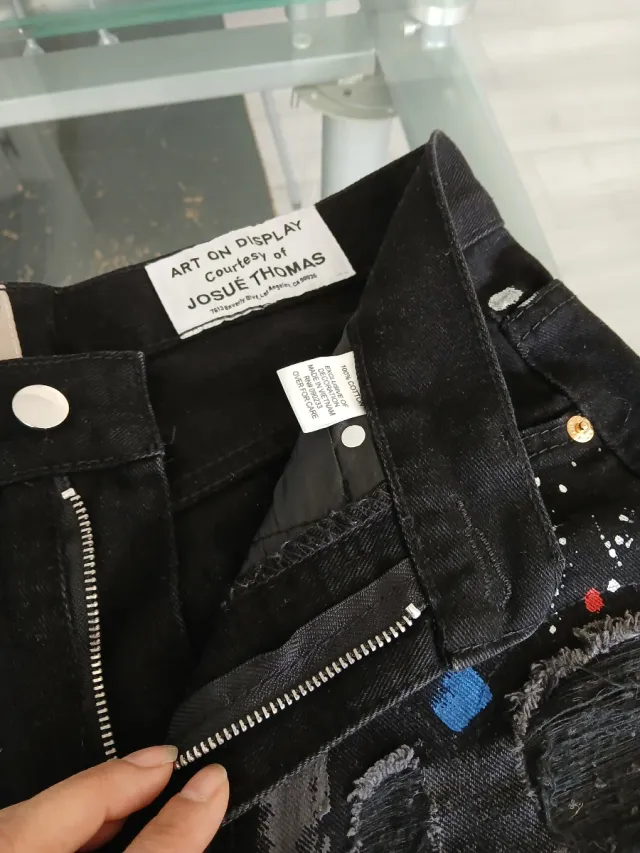 Vaqueros Gallery Dept. negros desgastados