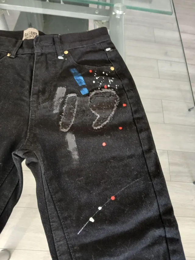 Vaqueros Gallery Dept. negros desgastados