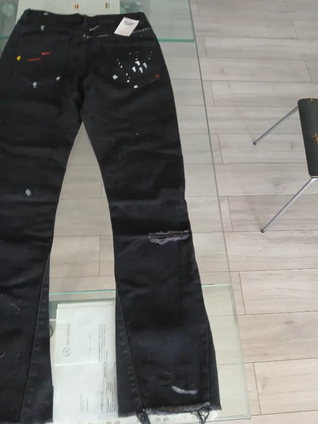 Vaqueros Gallery Dept. negros desgastados