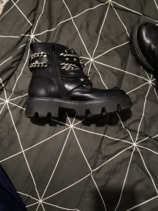 Botas cuero negras con cadenas Talla 39