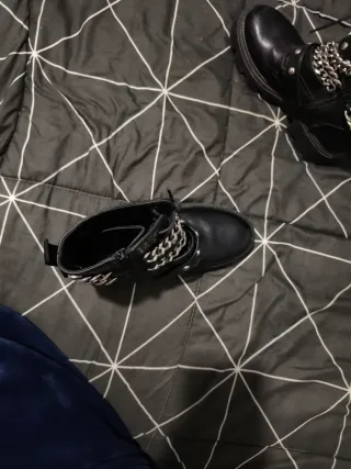 Botas cuero negras con cadenas Talla 39