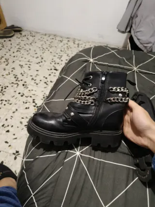 Botas cuero negras con cadenas Talla 39