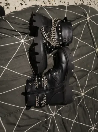 Botas cuero negras con cadenas Talla 39