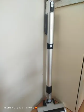 Escoba Cecotec.