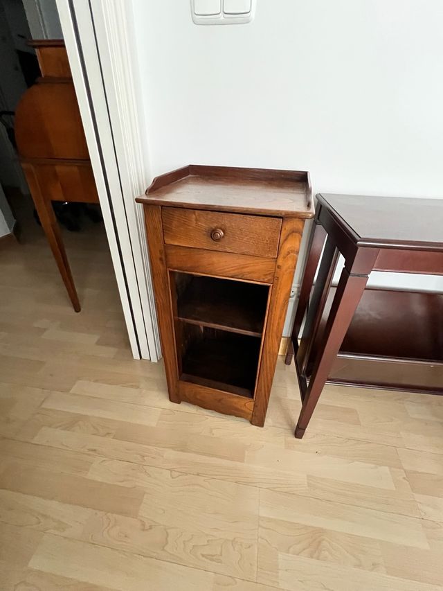 Mesilla de madera con cajón y estante