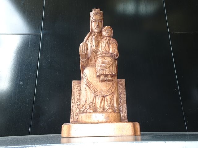 Virgen de la Peña en madera tallada