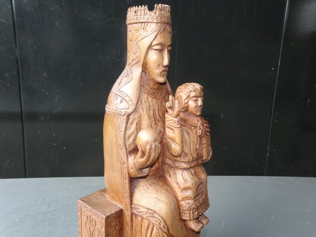 Virgen de la Peña en madera tallada