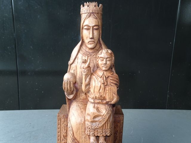Virgen de la Peña en madera tallada