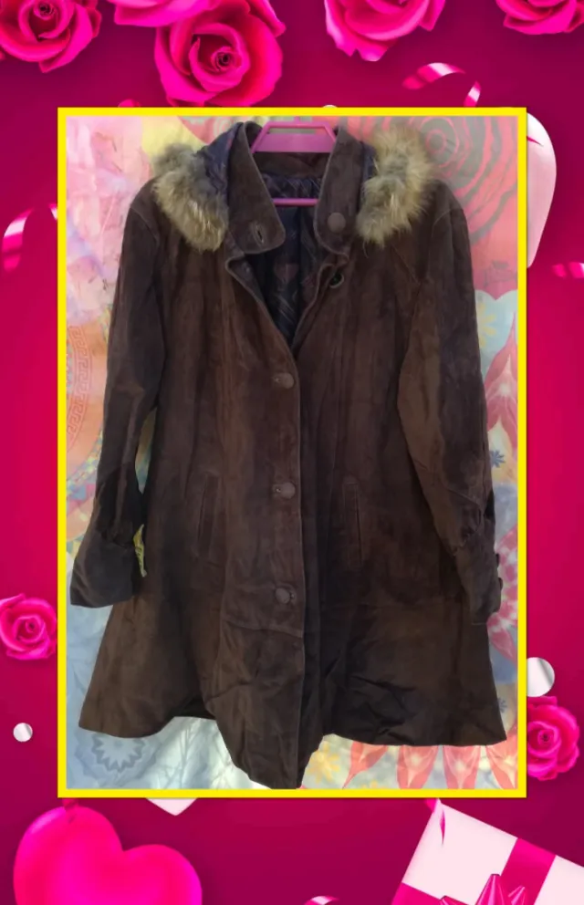 ABRIGO DE ANTE OVINO MARRÓN CON CAPUCHA CON PELO