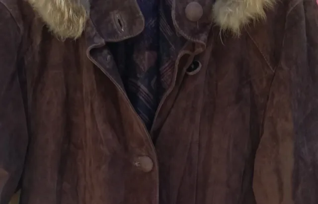 ABRIGO DE ANTE OVINO MARRÓN CON CAPUCHA CON PELO