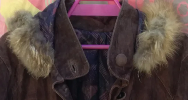 ABRIGO DE ANTE OVINO MARRÓN CON CAPUCHA CON PELO