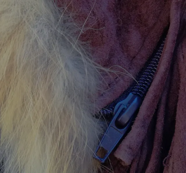 ABRIGO DE ANTE OVINO MARRÓN CON CAPUCHA CON PELO