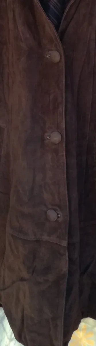 ABRIGO DE ANTE OVINO MARRÓN CON CAPUCHA CON PELO