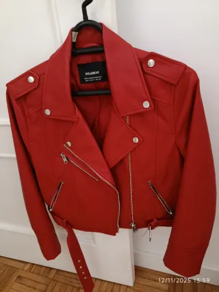 Cazadora Pull&Bear similpiel roja Talla M